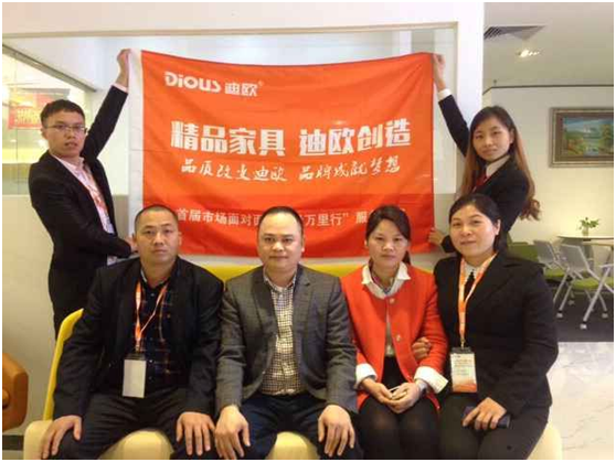 草莓视频官网在线观看代表与广州专卖店老板合影