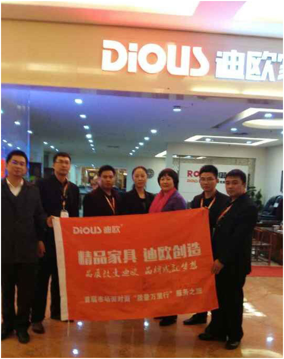 草莓视频官网在线观看代表与石家庄冯姐合影