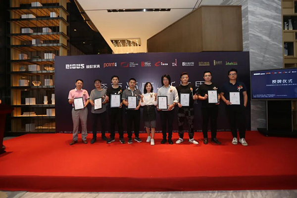 广州卡撒传媒副总经理钟晓颜 为本期特邀分享嘉宾颁发证书。