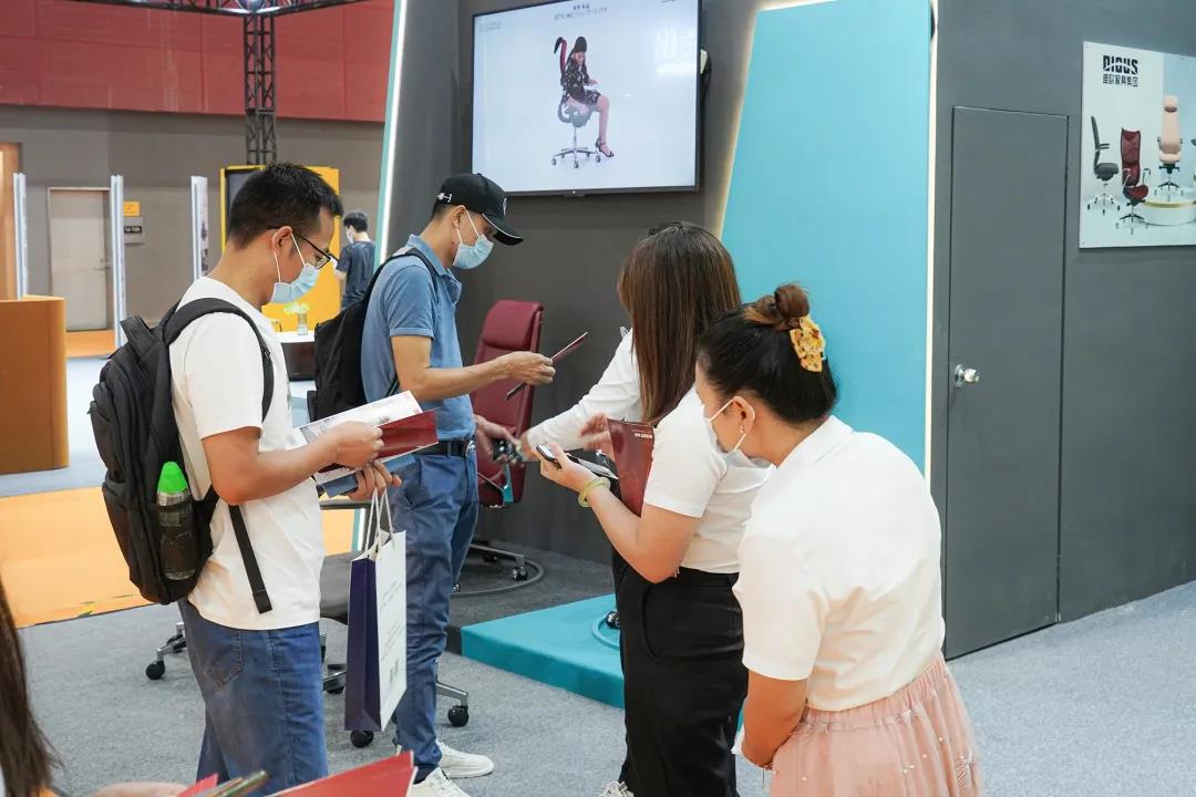 图丨展位现场，目之所及皆是前来咨询的客商，人气指数爆棚